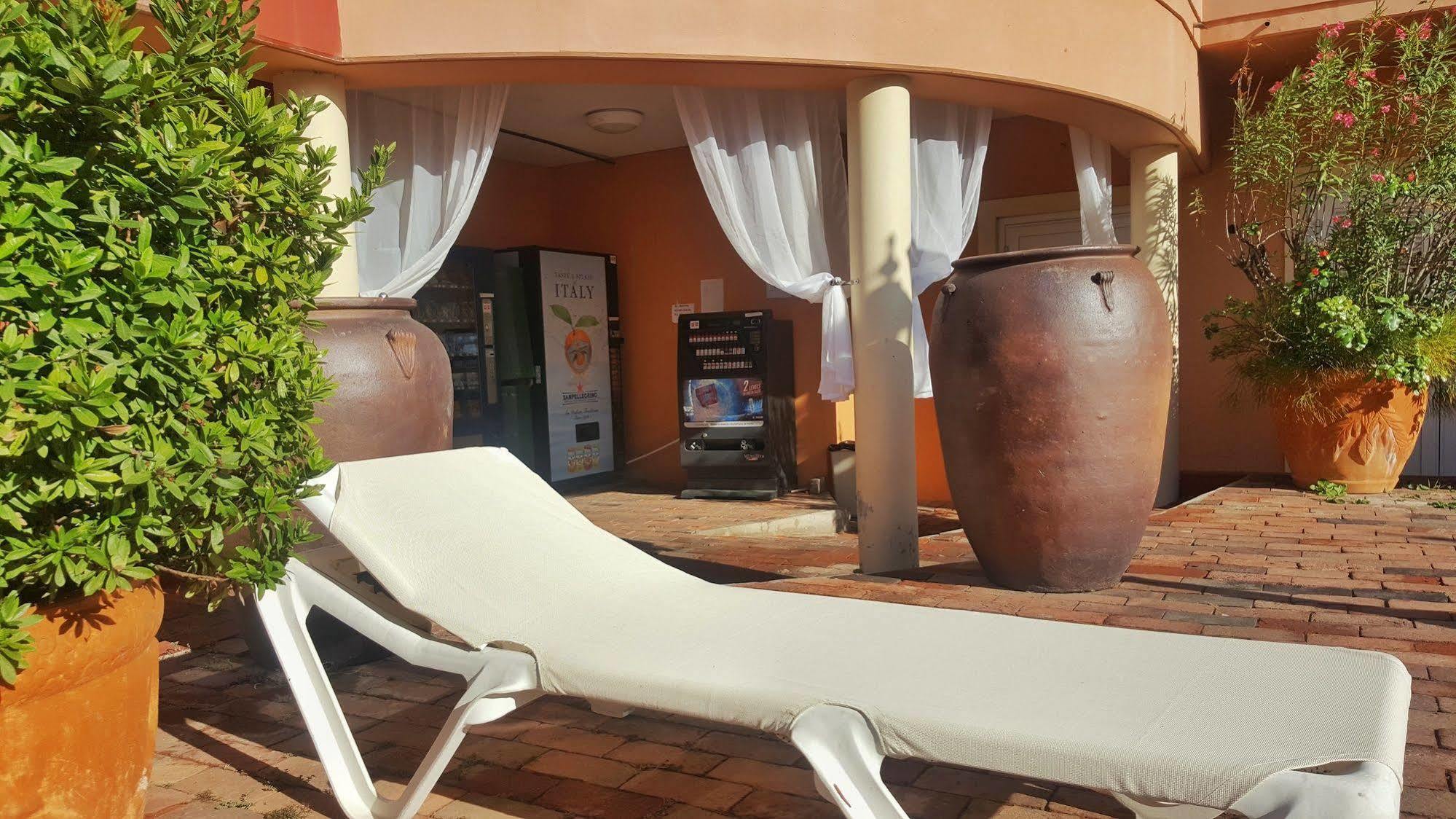 E M City Hotel Willemstad Buitenkant foto